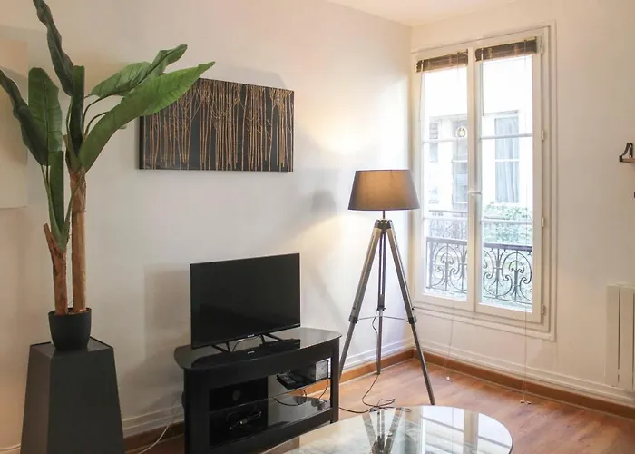 Pretty Love Nest Close To Pere-Lachaise
